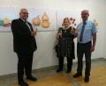Bild: exb
Appetitanregende Bilder zeigt die neue Ausstellung der Darmstädterin Ilse Fuss. Sie hoffte bei der Eröffnung gemeinsam mit Sibyllenbad-Leiter Gerhard Geiger (rechts) und Bürgermeister Klaus Meyer auf zahlreiche Besucher.