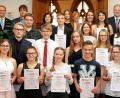 Bild: Stephan Huber
Die besten Abschlussschüler der Mittelschulen im Stadtgebiet und im Landkreis mit Bürgermeister Martin Preuß (links hinten), Landrat Richard Reisinger (rechts hinten) und Schulamtsdirektorin Beatrix Hilburger (hinten Mitte).