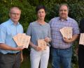 Bild: jr
Bürgermeister Max Bindl, Ute Pflaum (Marktverwaltung) und die beiden Jugendbeauftragten Wolfgang Pötzl und Stefan Siller stellten das Ferienprogramm vor.