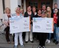Bild: do
Spendenaktion im Oberbibracher Schützenheim St. Sebastian: Das Organisationsteam des Sternbittgangs um Irene Walter (Vierte von links) überreicht in Anwesenheit von Pfarrer Adrian Kugler (Zweiter von rechts) und Vertretern der Oberbibracher Vereine an Hildegard Haupt (Zweite von links), Mitglied des Hospiz-Koordinationsteams Weiden-Neustadt/WN, und Waltraud Burger (Sechste von rechts) für die Missionsstation von Augustinerpater Ferdinand Bodensteiner im Kongo jeweils 500 Euro. Marga Kreutzer (Sechste von links) stockt im Namen des Katholischen Frauenbundes die Spende an die Mission um 100 Euro auf.