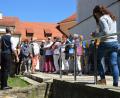 Bild: exb
Den Teilnehmern der Landkreisfahrt berichtete Dr. Christoph Steinmann von den Ausgrabungen am Schloss Pfreimd.