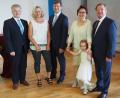 Bild: Bühner
Amtsübergabe mit Enkelkind Leonora. Der bisherige Leiter des Amtes für Ernährung, Landwirtschaft und Forsten Dr. Siegfried Kiener (rechts) übergab die Amtsgeschäfte an Reinhold Witt (Vierter von rechts) Mit dabei (von rechts) Elvira Kiener-Seibert, Betty Witt und Ministerialdirektor Hubert Bittlmayer