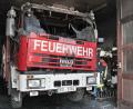 Bild: Josef Reisner/dpa
Ein ausgebranntes Löschfahrzeug steht im Gerätehaus der Freiwilligen Feuerwehr. Das Fahrzeug war in Brand geraten und hatte auch das Feuerwehrhaus in Flammen gesetzt. Umliegende Feuerwehren rückten an und konnten den Brand sehr schnell löschen. Der Schaden beträgt rund 300 000 Euro.