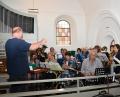 Bild: fjo
Auf der Empore dirigiert Hermann Mack die Bläsergruppe "Atemnot" als größtes Ensemble des Kirchenkonzerts.