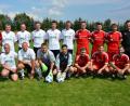 Bild: jr
Die „Talentschmiede Stiftland“ (weiße Trikots) siegte im Finale des Konnersreuther Fußball-Hobbyturniers gegen „Scherdel-United“ (rote Trikots) knapp mit 1:0 und verteidigte damit den Titel. Dazu gratulierten TSV-Vorsitzender Maximilian Siller (links) und Turnierleiter Thomas Bernreuther (rechts).