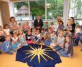 Bild: twg
Das Foto zeigt hinten in der Mitte Pfarrer Josef Waleszczuk, links Kindergartenleiterin Sabine Schinner, rechts Kinderpflegerin Waltraud König.