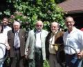 Bild: jzk
Hermann Weinisch (Vierter von rechts) freut sich sehr über die Glückwünsche von Bruno Ponnath und Dr. Wolfgang Schinner und das musikalische Ständchen von Hornmeister Ely Eibisch und seinen Kaibitzer Schloßbläsern.