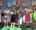 Bild: es
Die Kinder der AG Tschechisch für Fortgeschrittene zeigen mit Lehrerin Anna Ulmanova beim Gedicht „Die Woche der kleinen Gärtner“, was sie in der fremden Sprache schon drauf haben.
