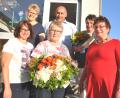 Bild: es
Nach 20 Jahren als Reinigungskraft an der Schule Tännesberg geht Irmgard Kappl (vorne, Mitte) in den verdienen Ruhestand.Dafüür dankten ihr Schulleiterin Ulrike Uhlemann (rechts), Elternbeiratsvorsitzende Edeltraud Zitzmann, Bürgermeister Max Völkl (hinten, Mitte) und Karin Bartmann (links) vom Elternbeirat. Dieser sagte auch Rita Burger (rechts) ein Dankeschön