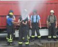 Bild: mde
Die Teilnehmer trainieren den Umgang mit dem Hohlstrahlrohr. Durch die Abgabe von mehreren kurzen Sprühstößen im Winkel zur Decke des Raumes können der heiße Rauch und das Feuer gut abgekühlt werden.