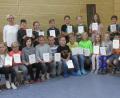 Bild: mez
Voller Stolz präsentieren die Kinder der Grundschule Immenreuth ihre Ehrenurkunde, die sie errungen haben. Rektorin Gudrun Lehner gratulierte allen jungen Teilnehmern und Teilbei den diesjährgen Bundesjugendspielen in der Grundschule.