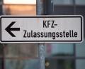 Bild: Armin Weigel/dpa
"KFZ-Zulassungsstelle" steht auf einem Schild.