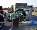 Bild: mde
Als der Fahrer des Traktors von der Staatsstraße nach links in einen Feldweg abbiegen will, wird dieser von einem Auto überholt. Der Audi kracht auf das Vorderrad des Schleppers. Die landwirtschaftliche Zugmaschine stürzt um.