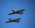 Bild: (luf)
Die Kunstflugstaffel Aero Gera ist mit ihren beiden tschechischen Zlin-Maschinen Gast des Fliegerfestes zeigt Formationsflug sowie manchmal spektakulär anmutendes Ballonstechen.	Bild: (luf)