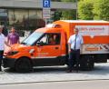 Bild: Mardanow
Den "ersten elektronischen Bauhoftransporter im Landkreis Schwandorf" hat die Stadt Neunburg seit März in Betrieb. Bauamtsleiter Georg Keil, Bauhof-Vorarbeiter Christian Neumaier, Bauhof-Mitarbeiterin Maria Mehrl (am Steuer), Bürgermeister Martin Birner und Christoph Nißl (Autohaus Nißl) stellten das Fahrzeug vor.