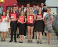 Bild: adj
Bei der Abschlussfeier gibt es Auszeichnungen für die besten Mittelschüler. Vorne von links: Kader Karayol, Franziska Buckenleib, Michelle Seidel, Lukas Bruischütz, Jacqueline Holzer, Michelle Varnhold, Julia Schmidt, Marie Adam, Andreas Schmidt, Julia Stangl, Berdan Kayhalar und Schulleiterin Gabriele Reitinger-Maier. Hinten von links: Petra Schulenburg, Tanja Schiffmann, Ernst Schicketanz, Richard Neumann und Michael Neumann.