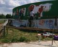 Bild: plym
Die Schüler verwandeln die Betonwand in ein Kunstwerk.