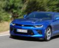 Bild: Michael Ascherl
Man hört ihn, ehe man ihn sieht: Im Chevrolet Camaro arbeitet ein Achtzylinder-Sauger der alten Schule. „Smallblock“ nennen die Amerikaner den Motor mit dem für europäische Verhältnisse gewaltigem Hubraum von 6,2 Litern. Da erscheint der Testverbrauch von 12,8 Litern fast schon angemessen.