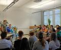Bild: twi
Beim Planspiel spricht ein Schüler als Abgeordneter im Plenum für seine Fraktion, dahinter der Landtagspräsident.