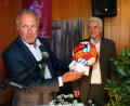Bild: mef
In Floß verteilte Karl-Heinz Rummenigge (links) Geschenke an Fanclub-Chef Gerhard Stadler. Annsonsten teilte der Bayern-Vorstandschef am Freitag gegen den DFB so richtig aus.