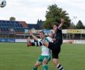 Bild: Gebert, Rudolf
0:0 in Herzogenaurach, 0:0 gegen Friesen: Der SV Mitterteich ist mit zwei Punkteteilungen in die Saison gestartet. Das Bild zeigt den neuen Kapitän Manuel Dürbeck (hinten) in der Partie gegen Friesen im Zweikampf mit Kai Aust. Am Samstag treten die Stiftländer beim TSV Kornburg an.