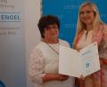 Bild: gib
Gesundheitsministerin Melanie Huml dankt Rita Reiter mit der Urkunde „Weißer Engel“ für das ehrenamtliche Engagement.
