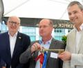 Bild: Stephan Huber
Architekt Alfred Lanzinger (von rechts) übergibt den symbolischen Schlüssel an die beiden Oberärzte Willy Müller und Franz Hench.