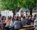 Bild: le
Im schattigen Kirchhof der katholischen Pfarrgemeinde lässt es sich gut aushalten. Beide Frauengemeinschaften des katholischen und evangelischen Frauenbunds feiern Sommerfest.