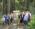 Bild: bl
Der vorbildhafte Wald der Kirchenstiftung von Dieterskirchen und Niedermurach beeindruckt nicht nur Fachleute wie Alwin Kleber (links) und Vertreter der Waldbesitzervereinigung. Auch Lokalpolitiker wie MdL Alexander Flierl (Vierter von links), Landratsstellvertreter Arnold Kimmerl (Sechster von links) und MdB Karl Holmeier staunten über die neue Mischung im Wald.