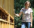Bild: Gerhard Götz
„Sie fliegen wie wild. Es sind nicht viele da. Das bedeutet, sie finden draußen noch etwas, vielleicht Linden oder Sträucher im Wald“, erklärt Johanna Baumann an der Einflugschneise zu den Bienenstöcken.