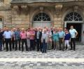 Bild: gma
Die Reisegruppe stellt sich zur Erinnerung an diese Ausflugsfahrt vor das Bayreuther Opernhaus.