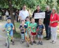 Bild: boj
Groß war die Freude bei Kindern, Erzieherinnen und Bürgermeister Martin Prey (hinten, links) als die Vertreter der Feuerwehr Pertolzhofen die Spende überreichten.