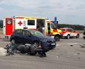 Bild: dob
Beim Überqueren der Kreisstraße 37 Richtung Böhmischbruck übersieht ein Golf-Fahrer einen Motorrollerfahrer. Die Fahrzeuge prallen heftig aufeinander.
