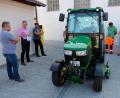 Bild: do
Ein neuer Kommunaltraktor ist überfällig. Vor Beginn der Gemeinderatssitzung lässt sich das Gremium deshalb ein 36 PS starkes Kompaktgerät der Marke John Deere vorstellen.