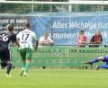 Bild: Hubert Ziegler
Der Eltersdorfer Mittelstürmer Bastian Herzner (rechts) scheitert mit einem Foulelfmeter am Ammerthaler Torhüter Christopher Sommerer. SC-Kapitän Tobias Herzner (Zweiter von links) und der Ammerthaler Sebastian Zecho (links) sind Beobachter der Szene.