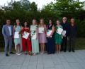 Bild: kal
Schulabschussfeier an der Mittelschule Kümmersbruck mit (von links) Lehrer Markus Gleißner, Sophia Scheuerer ( 9 G), Chantal Glaser, Nadine Scharf, Alina Dechant ( M 10 G) Katharina Müller ( M 10a), Paula Hellerl ( M 10 G), Bastian Geisler- der Jahrgangsbeste ( M 10a ) und Lehrer Michael Kirsch ( M 10 G). Es fehlt der Klassenleiter der M 10 a, Studienrat Rainer Kaleschke.