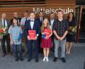 Bild: stn
Schulleiter Günther Paul hinten links, daneben polisiche Vertreter, rechts = Klassenlehrerin Katharina Achtert,
 vorne von links: Toni Koller (1,8), Lukas Fischer (1,6), Dorothea Bernklau und Wolfgang Stahl ( 2,2)