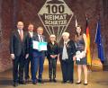 Bild: lpr
Freude bei der Preisübergabe: Heimatminister Albert Füracker, stellvertretender Landrat Markus Müller, Bürgermeister Ludwig Prögler, Konradine Gebhard, Sieglinde Prögler und Kunstministerin Marion Kiechle (von links).