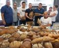 Bild: Gerhard Götz
Jede Menge Semmeln und Brote. Und das Gute dabei: Alle schmecken. Darüber freuten sich die Teilnehmer der Brot- und Semmelprüfung (von links): Bäcker-Innungs-Obermeister Christian Glaab, Sebastian Scheitinger, Kurt Scherl, Marcel Morawe, Helmut Kosler, Brotprüfer Manfred Stiefel, Stefanie Rester-Schmid.