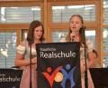 Bild: dob
Hannah Reil und Alexandra Jaworski (von links) hinterlassen als Sängerinnen bleibende Eindrücke bei der Abschlussfeier.