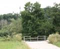 Bild: sam
An sich ist es eine Idylle hier am Lauf der Vils bei Rieden. Doch Unbekannte haben den behindertengerechten Angelplatz zerstört. Das Gelände wurde vollständig aus der Verankerung gerissen.
