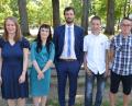 Bild: dob
Noch einmal stellen sich die vier Abschluss-Schüler Leonie Reil (Lückenrieth), Julia Kirchberger (Tännesberg), René Urban (Altenstadt) und Leon Stärk (Vohenstrauß) mit ihrem Klassleiter Christian Strasser (Mitte) zu einem Erinnerungsfoto nach der Abschlussfeier am Sonderpädagogischen Förderzentrum zusammen.