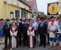 Bild: le
Kreisvorsitzender Heinrich Scheidler ( stehend Dritter von rechts ) war der Flosser Landwehr überaus dankbar für ihre Mitwirkung beim Kirchenzug mit anschließendem Gottesdienst aus Anlass des Quirinfestes.