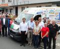 Bild: Dobmeier
53 Sponsoren, ein Teil davon mit auf dem Bild, machten es möglich, dass die Tafel Weiden Neustadt ein neues bunt bedrucktes Transportfahrzeug im Wert von 25.000 Euro in Betrieb nehmen kann, das beim ersten Straßenfest übergeben wurde. Bild: Dobmeier