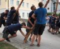 Bild: sön
Armschmalz war beim Baumaufstellen gefragt - und der Schweiß floss in Strömen.