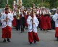 Bild: jr
Angeführt von der Großkonreuther Blaskapelle bewegte sich ein stattlicher Kirchenzug durch Pechbrunn.
