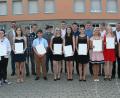 Bild: wro
„Time to say good bye“ spielten das Violinduo Maria und Theresa, danach wurden die Zeugnisse an die Schüler verteilt. Es gratulierten Wiesaus Bürgermeister Toni Dutz, Schulleiterin Andrea Schiml und Fuchsmühls Gemeindeoberhaupt Wolfgang Braun (von rechts) sowie Wiesaus 2. Bürgermeister Fritz Holm (Zweiter von links).