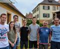 Bild: fdl
Die Vertreter der Ministranten und der Jugendabteilung der DJK Ehenfeld-Massenricht freuen sich über die Spende der Alten Herren, übergeben von Georg Kustner (Zweiter von rechts).