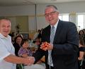 Bild: twi
Bürgermeister Richard Tischler bedankt sich im Namen Stadt Pfreimd bei Rektor Siegfried Seeliger und überreicht ein Geschenk.