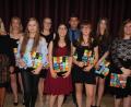 Bild: kro
Die Besten der Mittelschule: Von links Schulleiterin Claudia Strobel-Dietrich, Sarah Fürst, Teresa Zeitler, Annika Männer, Ilayda Terzi, Maximilian Frank, Francin Haberkorn, Theresa Greger und Barbara Burger.